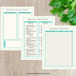K&ouml;nnte beinhalten: Eine druckbare Checkliste f&uuml;r den Umzug, mit Abschnitten f&uuml;r Dinge, die 5 Wochen im Voraus, 4 Wochen im Voraus, 3 Wochen im Voraus, 2 Wochen im Voraus zu erledigen sind, sowie ein Adress&auml;nderungslog. Die Checkliste ist auf einem hellblauen Hintergrund mit wei&szlig;em Text und Kontrollk&auml;stchen.