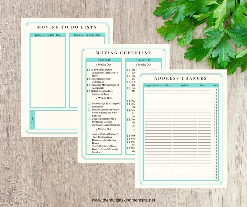 K&ouml;nnte beinhalten: Eine druckbare Checkliste f&uuml;r den Umzug, mit Abschnitten f&uuml;r Dinge, die 5 Wochen im Voraus, 4 Wochen im Voraus, 3 Wochen im Voraus, 2 Wochen im Voraus zu erledigen sind, sowie ein Adress&auml;nderungslog. Die Checkliste ist auf einem hellblauen Hintergrund mit wei&szlig;em Text und Kontrollk&auml;stchen.