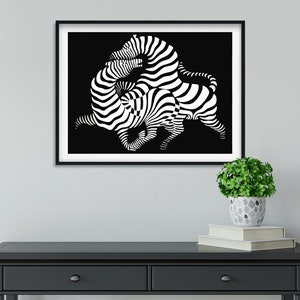 K&ouml;nnte beinhalten: Schwarz-wei&szlig;es abstraktes Kunstprint von zwei Zebras in einer dynamischen Pose. Die Zebras sind in einem stilisierten, geometrischen Stil dargestellt, wobei ihre Streifen ein Gef&uuml;hl von Bewegung und Energie erzeugen.