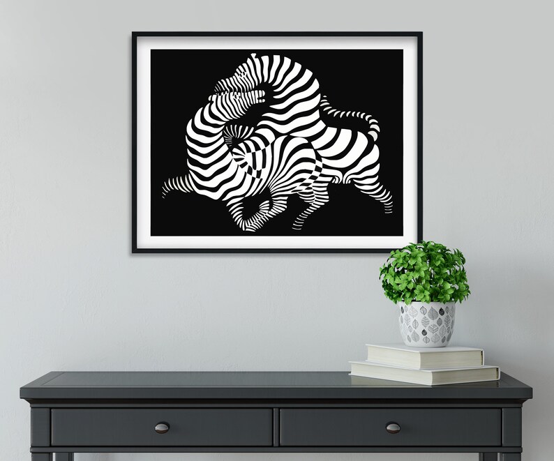 K&ouml;nnte beinhalten: Schwarz-wei&szlig;es abstraktes Kunstprint von zwei Zebras in einer dynamischen Pose. Die Zebras sind in einem stilisierten, geometrischen Stil dargestellt, wobei ihre Streifen ein Gef&uuml;hl von Bewegung und Energie erzeugen.