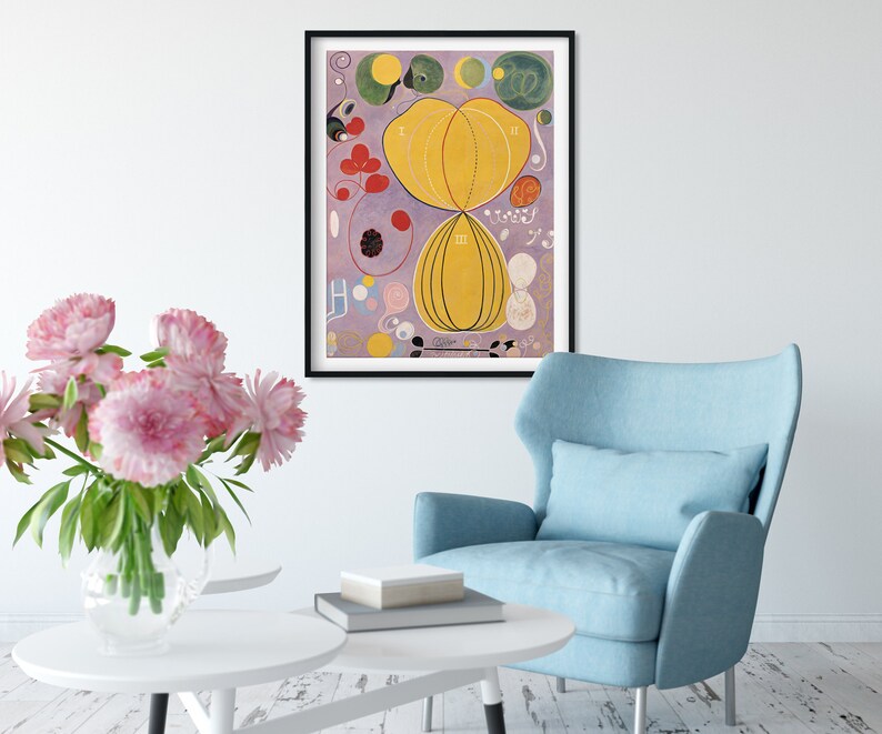 Puede incluir: Una pintura abstracta enmarcada con un esquema de color amarillo, verde y rojo. La pintura presenta un c&iacute;rculo amarillo grande con un c&iacute;rculo amarillo m&aacute;s peque&ntilde;o en su interior. El fondo es de color morado claro.