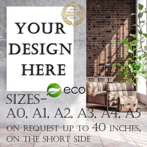 Può includere: Un poster bianco con il testo "YOUR DESIGN HERE" in grassetto, nero. Il poster include anche il testo "SIZES - A0, A1, A2, A3, A4, A5" e "SU RICHIESTA FINO A 101.6 cm, SUL LATO CORTO". Un emblema dorato è nell'angolo in alto a destra.