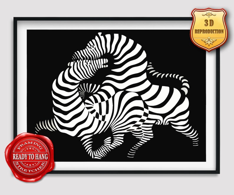 K&ouml;nnte beinhalten: Schwarz-wei&szlig;es abstraktes Kunst-Druckbild von zwei ineinander verschlungenen Zebras. Der Druck ist in einem schwarzen Rahmen gerahmt und hat ein rotes "Ready to Hang"-Siegel.