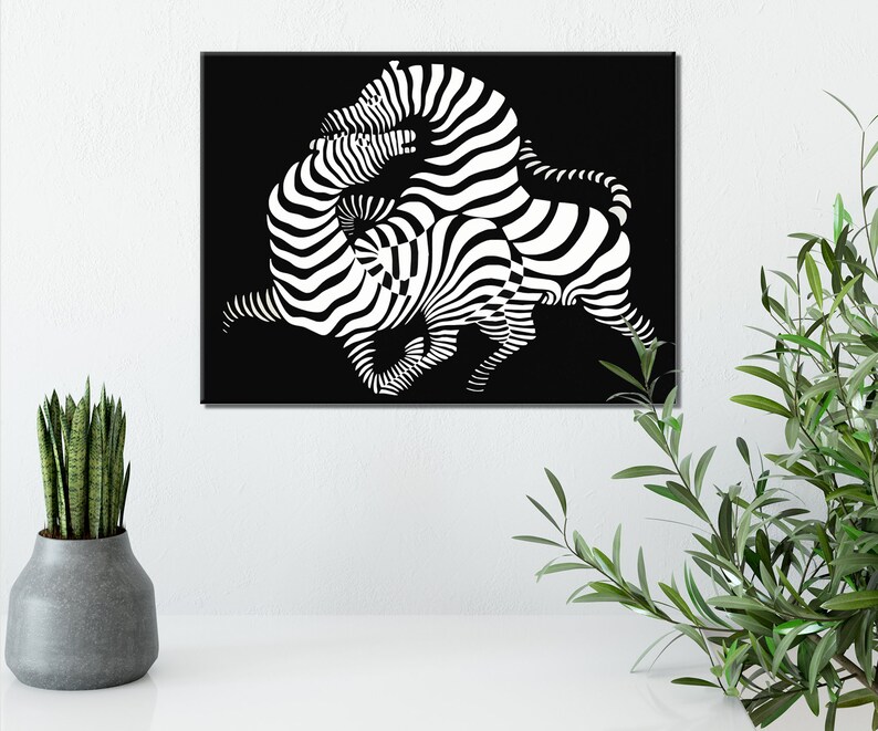 K&ouml;nnte beinhalten: Schwarz-wei&szlig;es abstraktes Kunstprint mit zwei Zebras, die in einem geometrischen Muster ineinander verschlungen sind.