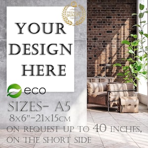 Può includere: Un poster bianco con la scritta "YOUR DESIGN HERE" in grassetto nero. Il poster include anche il testo "TAGLIE- A5 8x6"-21x15cm" e "SU RICHIESTA FINO A 101.6 cm, SUL LATO CORTO". Un logo eco verde e bianco in basso.