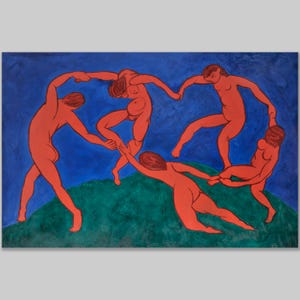 Puede incluir: Una pintura que representa cinco figuras en círculo, tomadas de la mano, sobre un fondo azul y una colina verde. Las figuras están pintadas en un vibrante color rojo-naranja, creando un fuerte contraste con el fondo.