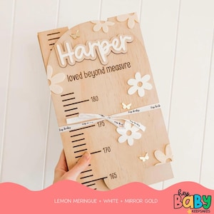 Personalisierte Wachstumstabelle - GÄNSEBLÜMCHEN mit SCHMETTERLINGEN | Mädchen Raum Dekor | Gänseblümchen-Thema | Holzlineal | Maße | Baby Höhe | 1.Geburtstag