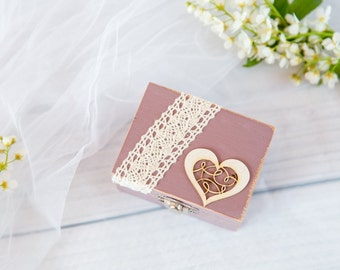 Scatola rustica per fedi nuziali: decorazione a forma di cuore in stile shabby chic