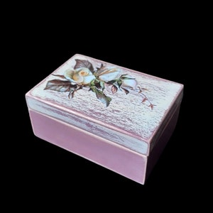 Smyckeskrin med blommig decoupage: Handgjord träask med minnessaker