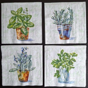 Peut inclure: Quatre serviettes en papier carrées présentant des illustrations botaniques d'herbes en pot. Les motifs incluent du basilic vert dans un pot en terre cuite, du romarin dans un pot bleu rustique, de la sauge dans un pot jaune et du persil dans un bocal en verre.