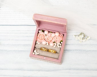 Caja rústica para anillos de boda: porta anillos de madera con flores de tela