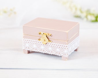 Caja rústica para anillos de boda: decoración de encaje de madera