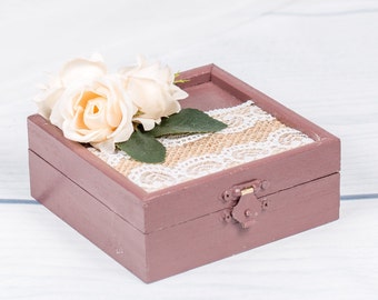 Caja rústica para anillos de boda: recuerdo de madera hecho a mano con encaje