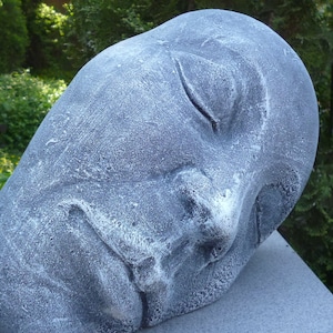 Liegender Frauenkopf-Art Deco-Steinguss-Frostfest-33 cm-Gartenskulptur