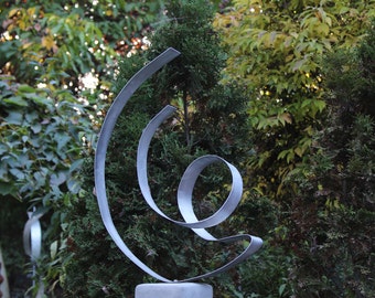 Grande sculpture moderne abstraite en aluminium en métal « D6 » Artiste Sculpture unique en métal art ornement de jardin