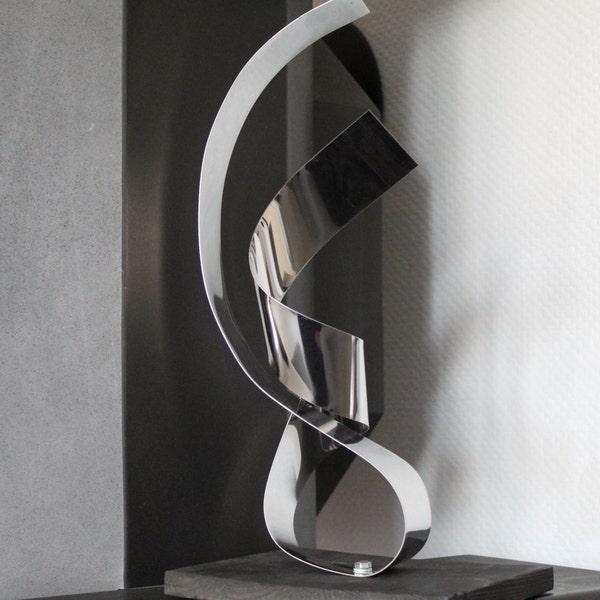 Grande scultura artista in metallo in acciaio inossidabile in acciaio inossidabile moderno "Over you 1" 36 cm