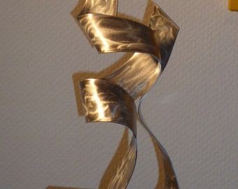 Scultura d'artista in alluminio "Con te" realizzata appositamente per Roberta, alta circa 60 cm, color oro, 2 pezzi