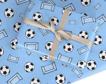 Peut inclure: Papier cadeau bleu clair avec un motif répété de ballons de football et de buts. Un cadeau emballé est au centre, noué avec un ruban beige. Parfait pour les cadeaux sur le thème du sport.