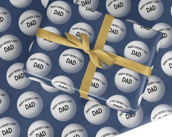 Peut inclure: Papier cadeau bleu marine avec des balles de golf blanches imprimées avec le texte "DAD" et "Happy Father's Day". Un cadeau emballé avec un ruban doré est au centre.