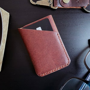Borealis / Tarjetero de cuero vertical minimalista - Hecho a mano, diseño elegante, perfecto para todos los días