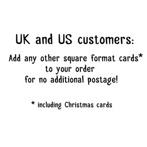 Puede incluir: Un gr&aacute;fico cuadrado blanco con texto negro que dice: UK and US customers: Add any other square format cards* to your order for no additional postage! * including Christmas cards. El texto est&aacute; centrado y utiliza una fuente sans-serif.