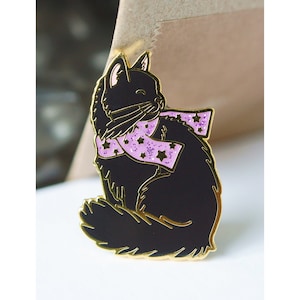 ブラック CAT エナメル ラペルピンバッジ ブローチ / 猫好きの方へのプレゼントに最適 / 長毛のふわふわのメインクーンまたはノルウェージャンフォレストタイプの猫