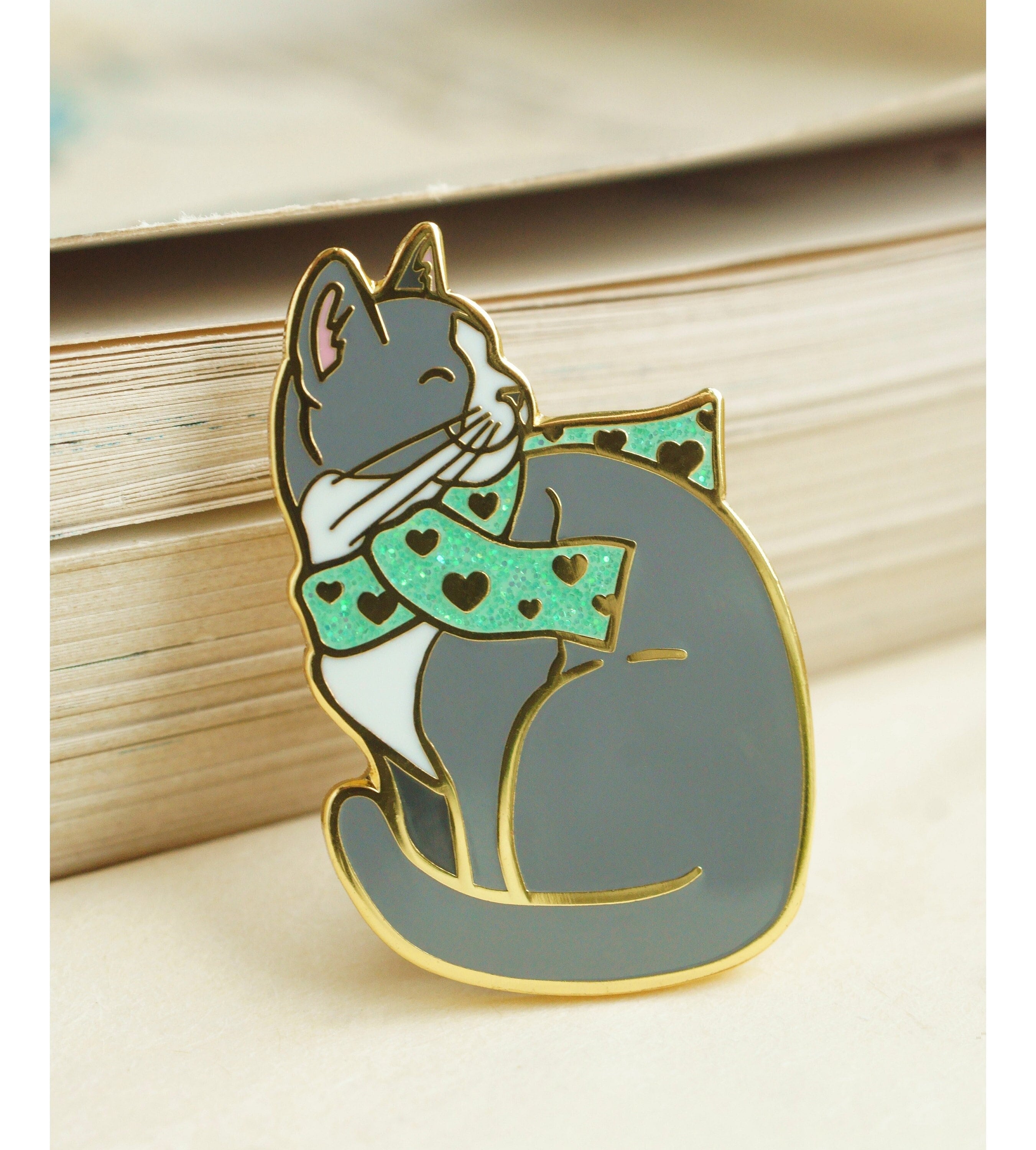 KATZE Emaille Anstecker / Häuslich Kurzhaar Typ / süße limitierte Brosche grau/blau und weiss, perfektes Geschenk für Katzenliebhaber
