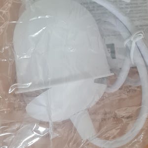 Lámpara de techo con cable de plástico y suspensión.