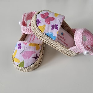 Crochet baby sandals with fabric
