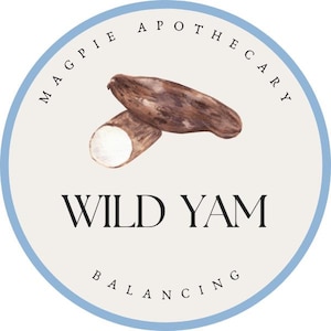 Puede incluir: Un c&iacute;rculo azul claro con el texto "MAGPIE APOTHECARY" alrededor del borde. En el centro hay una ilustraci&oacute;n de acuarela de un &ntilde;ame silvestre, con el texto "WILD YAM" y "BALANCING" debajo de la imagen.