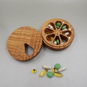 Pill Case 7 Day Pill Box Organizer Nature Ornament / Natural type of wood / Pill Container / Organizer / Round Mini Pill Cases Ash wood