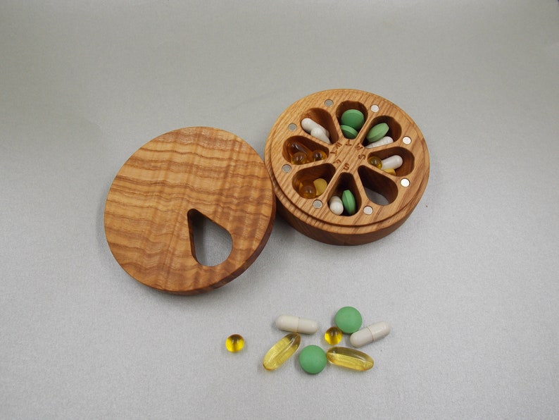 Pill Case 7 Day Pill Box Organizer Nature Ornament / Natural type of wood / Pill Container / Organizer / Round Mini Pill Cases Ash wood