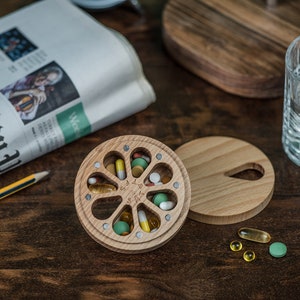 Pill organaizer 7 Day / Wooden pill box / Round small mini pill box / Natural wood portable purse pill box zdjęcie 3