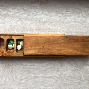 PILL BOX 7 Day  Wooden Pill Case Organizer Nature Ornament / Natural type of wood / Pill Container / Organizer /Travel Weekly Pill Cases