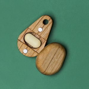 Porte-clés de boîte à pilules / étui à pilules de voyage / boîte à pilules quotidienne / boîte à pilules portable / petite mini boîte à pilules / organisateur de pilules de voyage Bois naturel Cherry wood