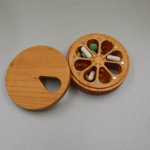 Pill Case 7 Day Pill Box Organizer Nature Ornament / Natural type of wood / Pill Container / Organizer / Round Mini Pill Cases Alder wood