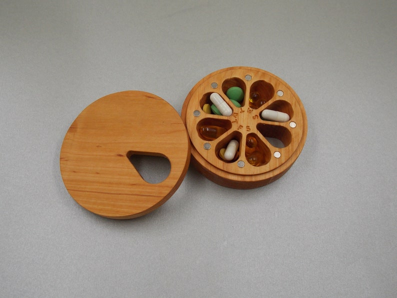 Pill Case 7 Day Pill Box Organizer Nature Ornament / Natural type of wood / Pill Container / Organizer / Round Mini Pill Cases Alder wood