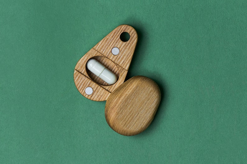 Porte-clés de boîte à pilules / étui à pilules de voyage / boîte à pilules quotidienne / boîte à pilules portable / petite mini boîte à pilules / organisateur de pilules de voyage Bois naturel Ash wood