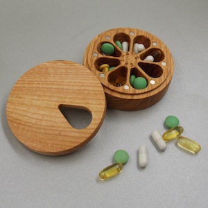 Boîte à pilules en bois 7 jours Pill Case Organisateur Nature Ornement / Type naturel de bois / Conteneur de pilules / Organisateur / Mini étuis à pilules ronds Red Oak wood