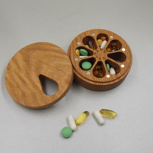 Pill Case 7 Day Pill Box Organizer Nature Ornament / Natural type of wood / Pill Container / Organizer / Round Mini Pill Cases Oak wood