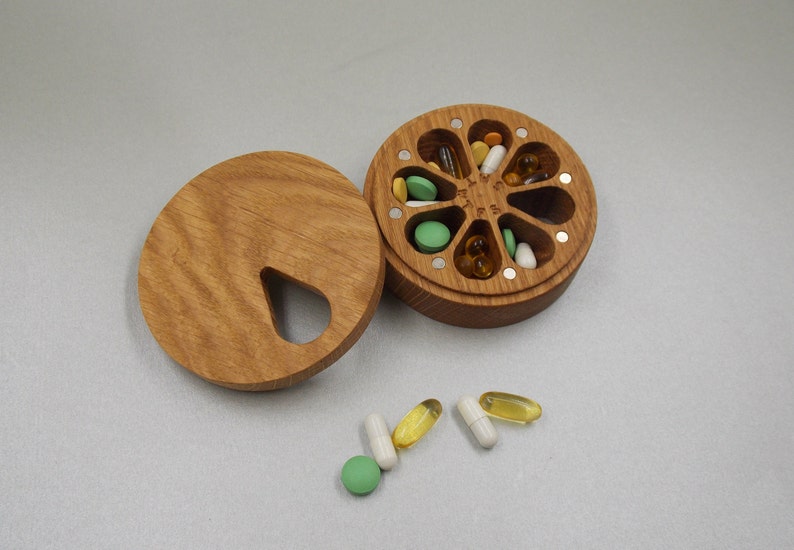 Pill Case 7 Day Pill Box Organizer Nature Ornament / Natural type of wood / Pill Container / Organizer / Round Mini Pill Cases Oak wood