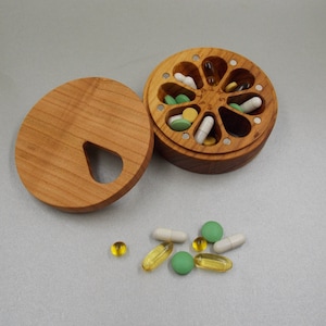 Boîte à pilules en bois 7 jours Pill Case Organisateur Nature Ornement / Type naturel de bois / Conteneur de pilules / Organisateur / Mini étuis à pilules ronds Cherry wood