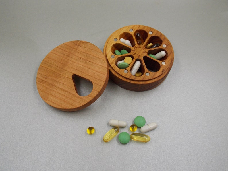 Boîte à pilules en bois 7 jours Pill Case Organisateur Nature Ornement / Type naturel de bois / Conteneur de pilules / Organisateur / Mini étuis à pilules ronds Cherry wood