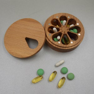 Pill Case 7 Day Pill Box Organizer Nature Ornament / Natural type of wood / Pill Container / Organizer / Round Mini Pill Cases Beech wood