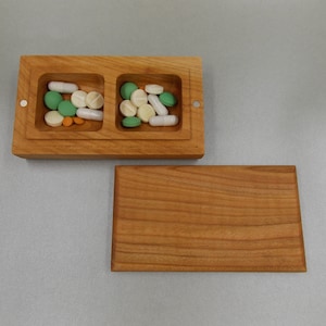 Houten kleine pillendoos dubbel / decoratieve reizen pildoos / natuur ornament / natuurlijke houtsoort / pilcontainer / organisator / mini-pildoos