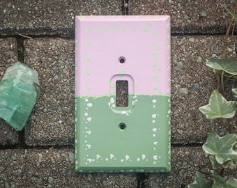 Fachada - Madera pintada a mano acrílico, verde salvia, cubierta decorativa de un solo interruptor de luz con placa posterior, decoración del hogar