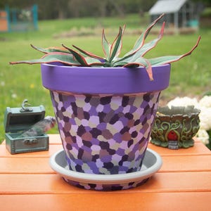 Śpiąca w ziołach – ręcznie malowana fioletowa, abstrakcyjna doniczka z terakoty, 8-calowa dekoracyjna doniczka