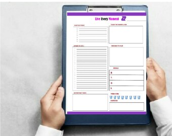 Puede incluir: Un planificador diario imprimible con un esquema de color morado y blanco. El planificador incluye secciones para "Must Do Today", "Today I'm Thankful For", "Other To Do", "Errands To Run", "Meals", "Important Tasks", "8 Glasses A Day" y "Exercise".
