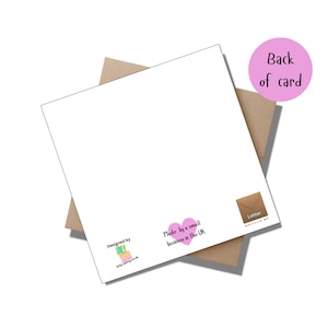 Puede incluir: Una tarjeta de felicitaci&oacute;n blanca con un sobre marr&oacute;n detr&aacute;s. La tarjeta tiene el texto "Made by a small business in the UK" y "Designed by ONLY". Un c&iacute;rculo rosa dice "Back of card". Tambi&eacute;n es visible un peque&ntilde;o icono de sobre marr&oacute;n.