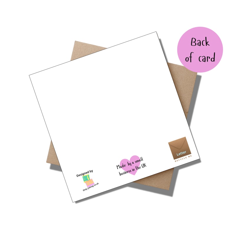 Puede incluir: Una tarjeta de felicitaci&oacute;n blanca con un sobre marr&oacute;n detr&aacute;s. La tarjeta tiene el texto "Made by a small business in the UK" y "Designed by ONLY". Un c&iacute;rculo rosa dice "Back of card". Tambi&eacute;n es visible un peque&ntilde;o icono de sobre marr&oacute;n.